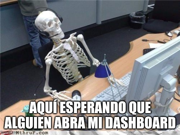 Esqueleto frente al computador diciendo: "Aquí esperando que alguien abra mi dashboard".